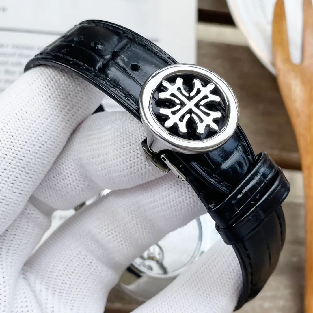 【Top Replica】💰6400! Patek Philippe's complex function series - pure handmade - carved watch - makes a stunning debut. The 42 mm diameter is suitable for the public male hand, and it is very suitable for business and leisure. The entire watch case is hand-carved with patterns, which has a strong visual impact and is unforgettable. The physical texture is more beautiful.      1⃣️With imported 9100 multi-function movement (zero repair) function (24 hours, week/star/month), this watch has a 38-48 hour power reserve. 2⃣️Imported 316L stainless steel, using 18k quality furnace vacuum plating! 3⃣️Paired with exclusive custom-made square scale cowhide strap 4⃣️Wear-resistant and scratch-resistant sapphire glass mirror! 5⃣️30-meter daily waterproof level. Patek Philippe is simple but not simple! The quality of the actual shooting is the same!